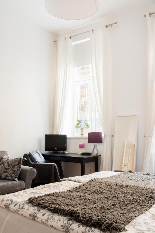 Luxurious And Spacious 5 Min Walk To City Center, 1-2
