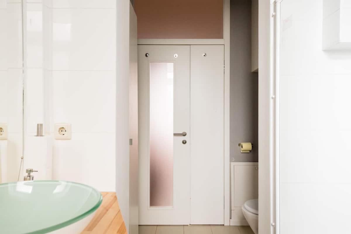Luxurious And Spacious 5 Min Walk To City Center, 1-2 Appartement Wenen