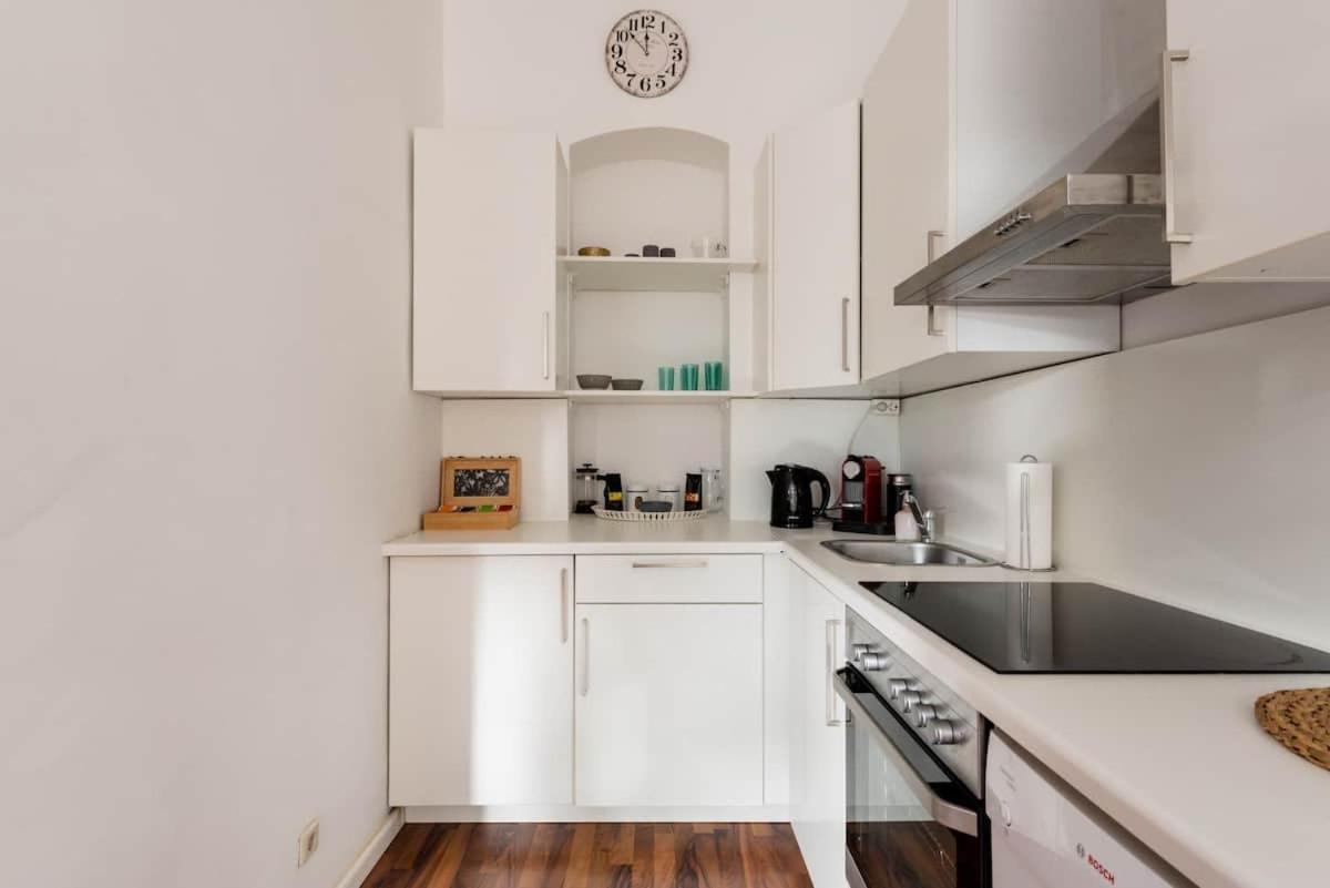 Luxurious And Spacious 5 Min Walk To City Center, 1-2 Appartement Wenen